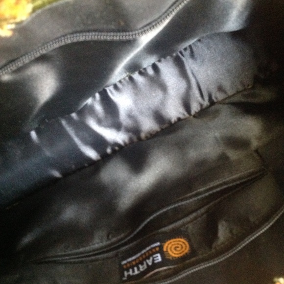 Earth Pom Pom hand bag - Picture 7 of 8